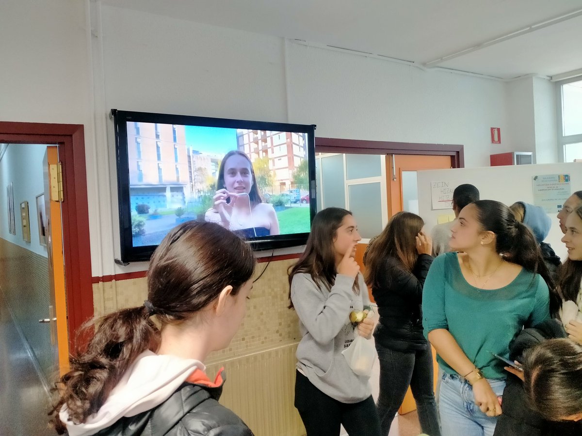 Celebrando el dia Europeo de las Lenguas #ErasmusPlus #EuropeanDayOfLanguages
<a href="/HerranmusPlus/">IES LOS HERRAN - ERASMUS +</a> <a href="/vitoriagasteiz/">Vitoria-Gasteiz!</a> <a href="/Erasmus_Project/">Erasmus+ Projects</a>  <a href="/sepiegob/">SEPIE</a> <a href="/MacHerran/">MacHerran</a> <a href="/EUErasmusPlus/">Erasmus+</a> <a href="/bn_europa/">BN Europa</a>