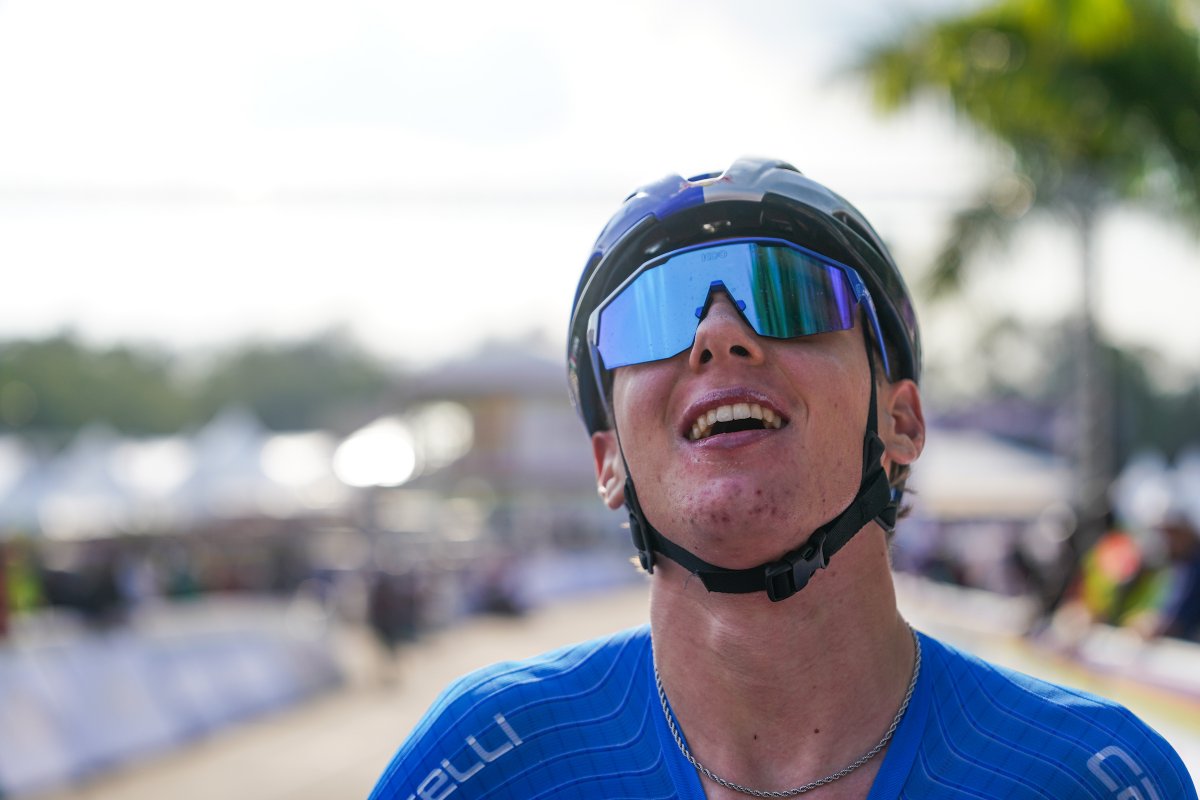 Youngest in the field, first across the line 🥇

Lorenzo Finn 🇮🇹 takes the Men Under-23 Road title 🌈

📸 SWPix #Kigali2025