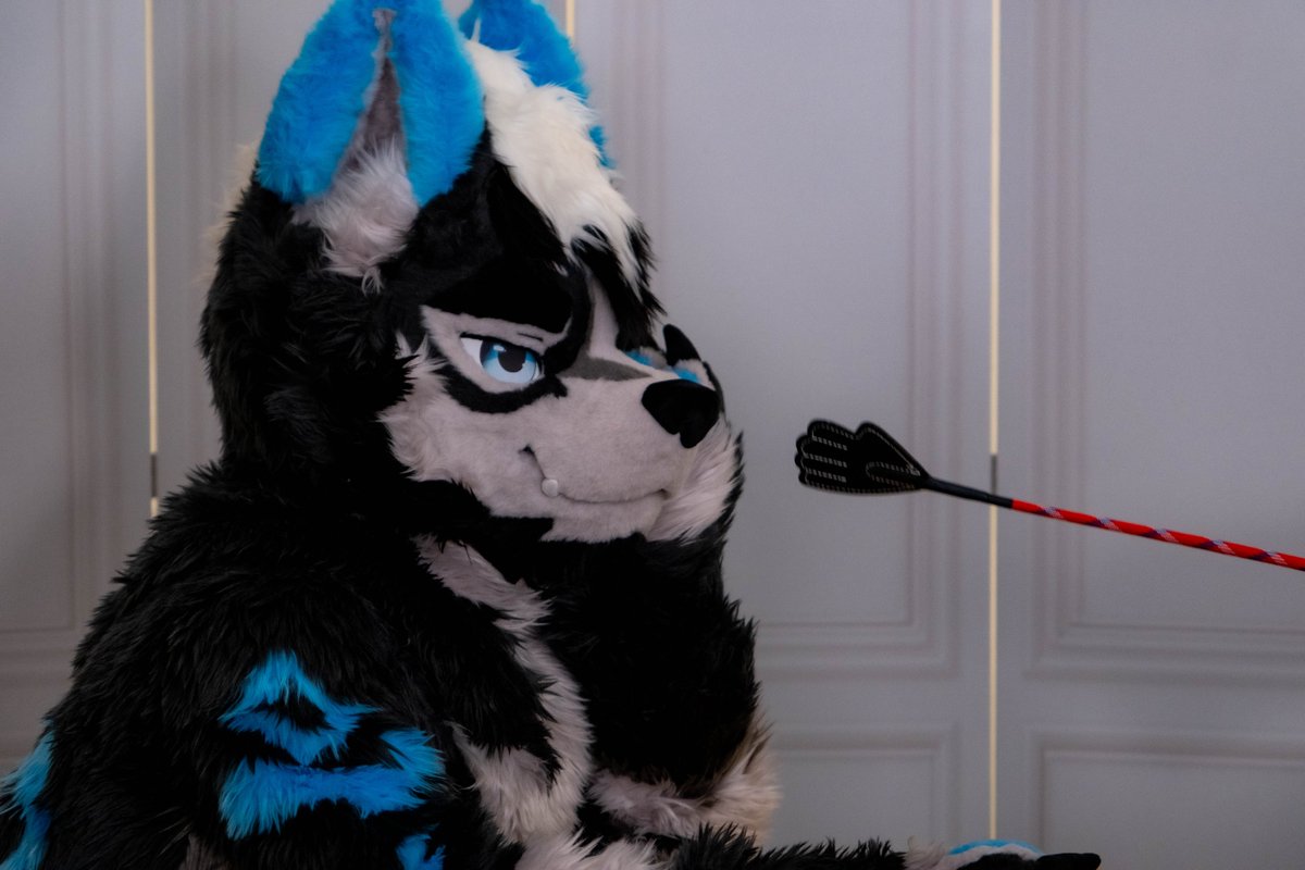 上課真的好無聊啊💤

#FursuitFridays