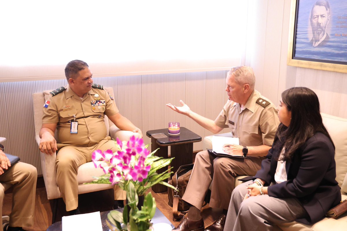 UNADE_RD's tweet image. El rector, Mayor Gral. Rafael Vásquez Espínola, ERD, PhD, encabezó el encuentro junto al Cor. Humberto Alberti y la Tte. Cor. María Cristina Ortiz, abordando el rol de la investigación en la seguridad regional.
@MDefensaRD #SeguridadHemisférica