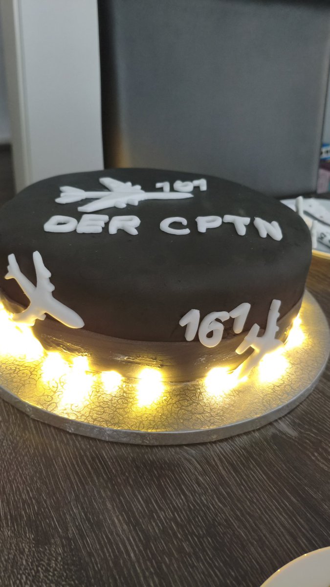 Meine Freundin hat mir einen Geburtstagskuchen gebacken. Und ich liebe alles daran😍