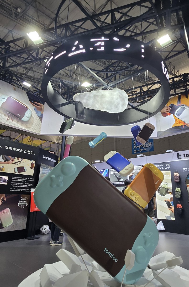 battle_raizer's tweet image. tomtoc様のブースへ行ってきました！アイスクリームをイメージしたケースがとてもオシャレ✨私もお気に入りで愛用しています😊新作のスリングバッグもとても使いやすそうでした！
ゲームの参加賞で可愛いマグネットをいただきました💕
#tomtoc #TGS #TGS2025 
#東京ゲームショウ2025