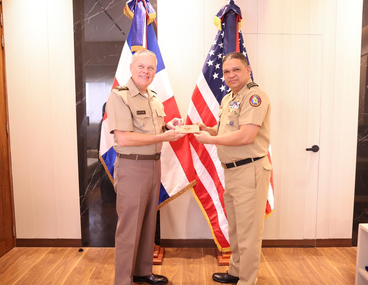 UNADE_RD's tweet image. El Mayor Gral. Heitkamp valoró la visión innovadora del @MDefensaRD, liderado por el Tte. Gral. Carlos A. Fernández Onofre, ERD, al fortalecer plataformas como la @UNADERD en la formación de líderes estratégicos.
#DefensaRD #EducaciónMilitar