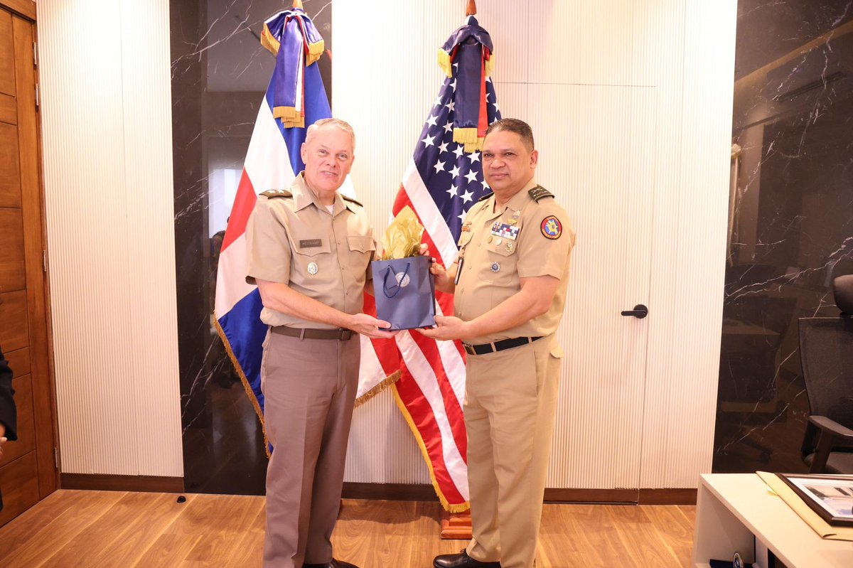 UNADE_RD's tweet image. El Mayor Gral. Heitkamp valoró la visión innovadora del @MDefensaRD, liderado por el Tte. Gral. Carlos A. Fernández Onofre, ERD, al fortalecer plataformas como la @UNADERD en la formación de líderes estratégicos.
#DefensaRD #EducaciónMilitar