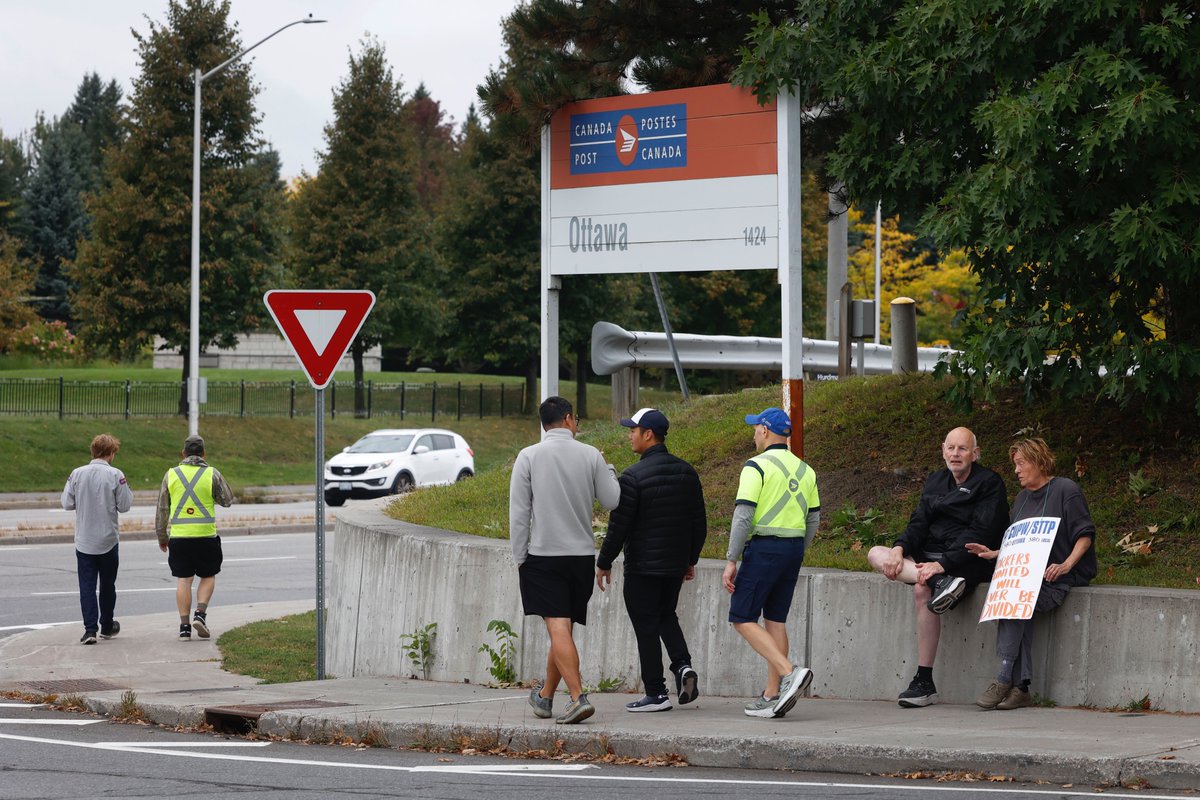 tonysunphoto's tweet image. #CanadaPost workers on #strike on Alta Vista Drive in #Ottawa Friday. #ottnews @OttawaCitizen @ottawasuncom