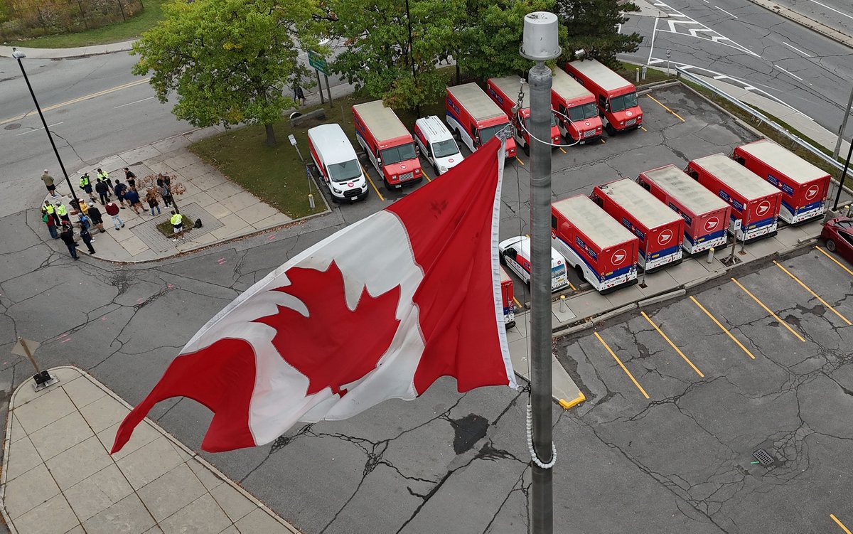 tonysunphoto's tweet image. #CanadaPost workers on #strike on Alta Vista Drive in #Ottawa Friday. #ottnews @OttawaCitizen @ottawasuncom
