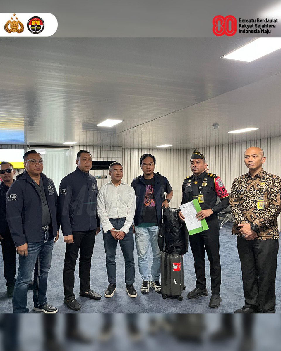 Divisi Hubungan Internasional (Divhubinter) Polri berhasil memulangkan buronan kasus investasi ilegal, Adrian Asharyanto Gunadi (AAG), dari Qatar pada Jumat (26/9). Ia merupakan otak penipuan yang merugikan ratusan korban hingga Rp 2,7 triliun bersama rekannya, Alan Perdana