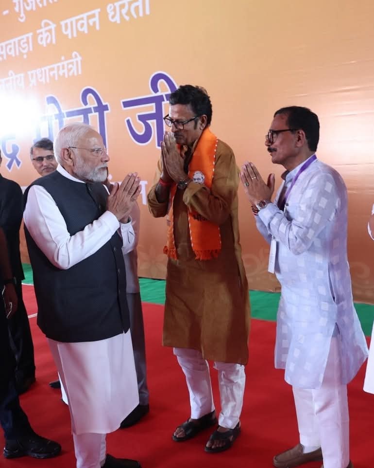 m_dadheech's tweet photo. बांसवाड़ा में आयोजित कार्यक्रम में माननीय प्रधानमंत्री श्री नरेंद्र मोदी जी का स्वागत करने का सौभाग्य प्राप्त हुआ।
प्रधानमंत्री जी का यह आगमन हमारे लिए गर्व और गौरव का क्षण है।
#ModiTransformsRajasthan #आपणो_अग्रणी_राजस्थान #NarendraModi #banswara #udaipur
@narendramodi https://t.co/Oa3ApvIdmx