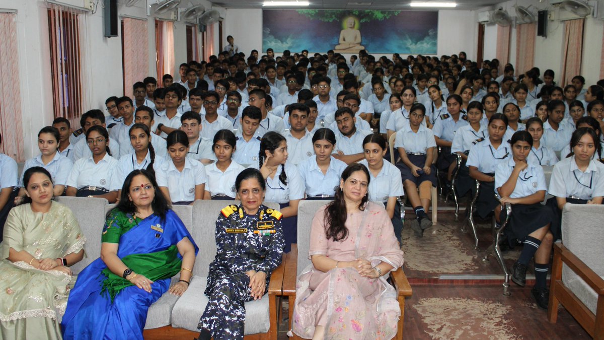 INHS Kalyani conducted an awareness session for Classes XI &amp; XII at #NCSVizag under Swasth Nari Sashakt Parivar Abhiyaan &amp; #PoshanMaah. A panel of doctors addressed students’ queries on adolescent health, cancer &amp; healthy living.