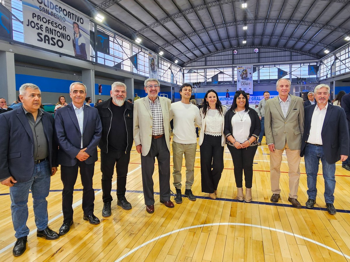 Junto a <a href="/RaulRufeil/">Raúl Rufeil</a>, <a href="/RicardoAMansur/">Ricardo Mansur</a>, autoridades provinciales y municipales compartimos la inauguración de la Feria del Libro 2025, dedicada a Juan Giménez, en el Departamento de San Martín. 📚
👉🏻 Te esperamos en el Polideportivo San Pedro hasta las 22 hs.
#CulturaMendoza