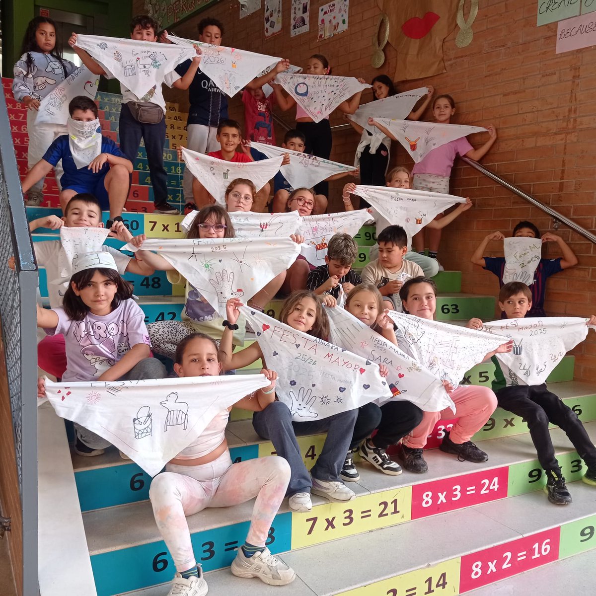 Mireu que xulos els nostres mocadors per a la Festa Major!!! Aquest curs cicle mitjà hem fet uns mocadors genials!!!