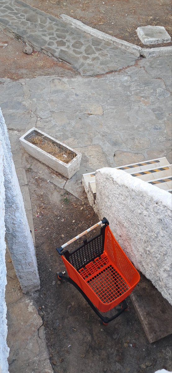 #Bodrum'daki #Migros'larda  mağazadan kaçırılan alışveriş arabalari var! Bugun bir tanesini sitede yakaladim. Birisi evine kadar ürün taşımış, arabayi da kapinin onune birakmis. Sanki şahsi malı! İşte bundandır medenilesemememiz...