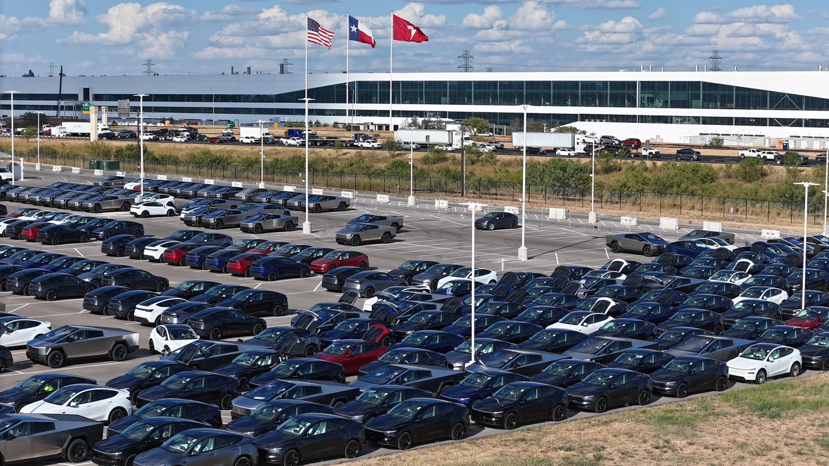 JoeTegtmeyer's tweet image. Production &amp;amp; new vehicle inventory is off the charts at Giga Texas, with a full overflow lot on the E side in addition to a full &amp;amp; overflowing W outbound lot! 

This is the most new vehicles at Giga Texas at the same time than I have observed this year!

Here are just a few…