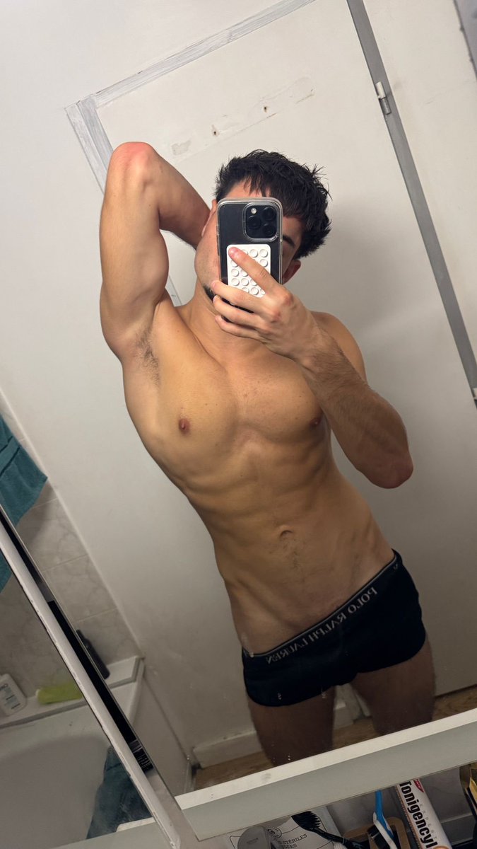 Enivnt (@enivntoff) on Twitter photo Quoi de neuf aujourd’hui ? 
100 RT et je baisse un peu le boxer Quoi de neuf aujourd’hui ? 
100 RT et je baisse un peu le boxer
