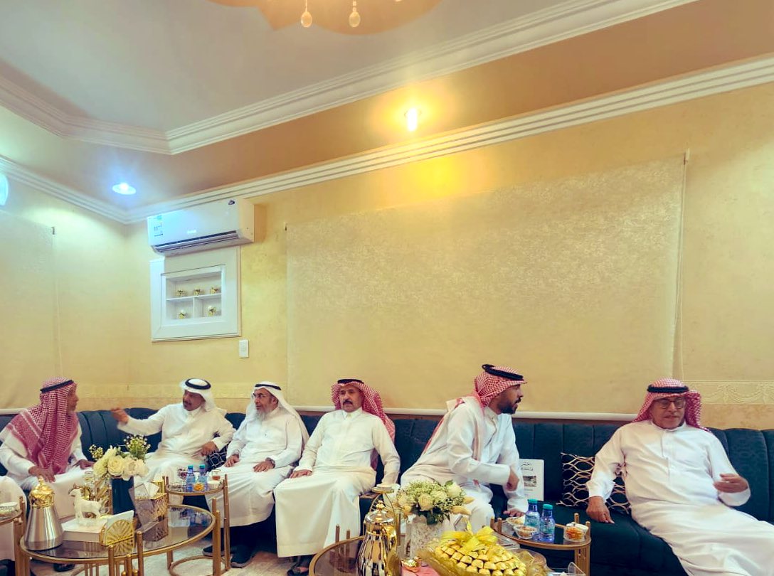 alialattass's tweet photo. قام #محافظ_شقراء الاستاذ عادل بن عبدالله البواردي مساء اليوم الخميس بزيارة للزميل عبدالرحمن بن حمد الدوسري المشرف التربوي السابق في إدارة التعليم في محافظة شقراء اطمأن خلالها على صحته إثر ألعارض الذي تعرض له
وتمنى له دوام الصحة والعافية والشفاء العاجل إن شاء الله تعالى .
من جهته قدر الزميل عبدالرحمن الدوسري هذه 
الزياره الكريمة الغير مستغربة من لدن المحافظ الكريم