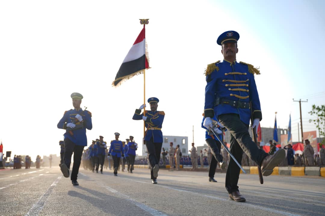 #مأرب 

عرض عسكري مهيب نظّمته وزارة الدفاع ورئاسة هيئة الأركان العامة ووزارة الداخلية بمحافظة مأرب، احتفاءً بالعيد الـ63 لثورة 26 سبتمبر الخالدة، بحضور رئيس هيئة الأركان العامة قائد العمليات المشتركة الفريق ركن دكتور صغير بن عزيز، وعدد من أعضاء مجلسي النواب والشورى ووكلاء محا