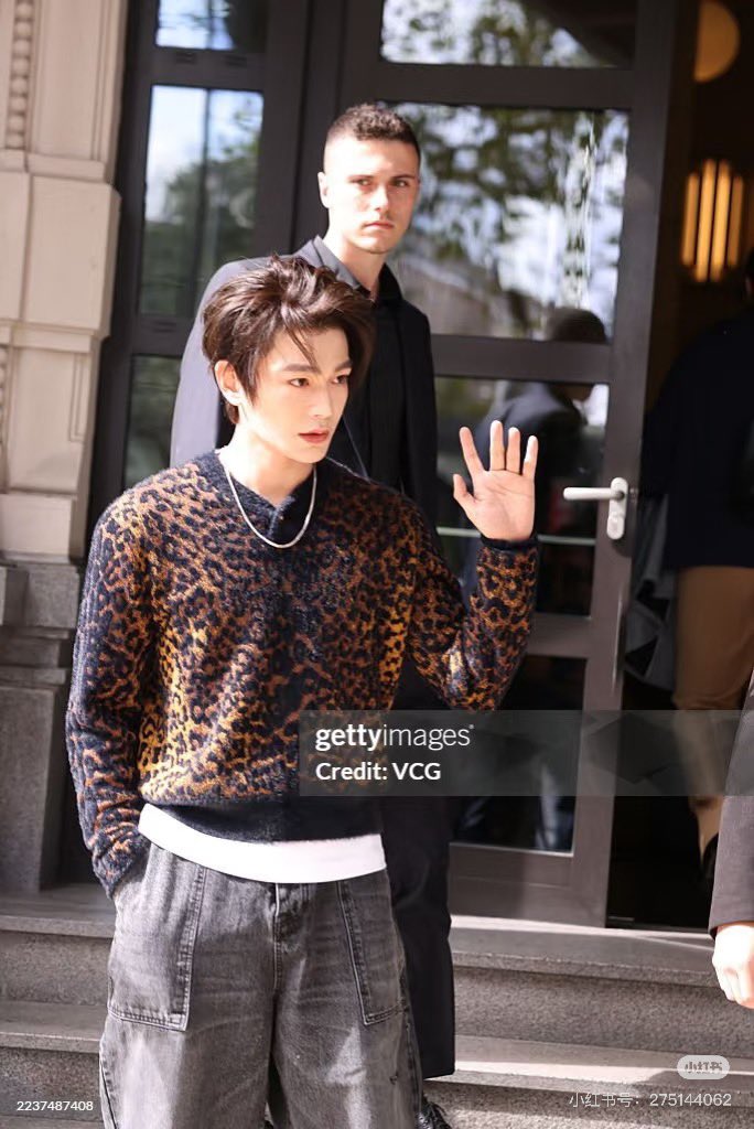 ZHU1017's tweet photo. Ryan Ding, Versace’s global ambassador, exudes charisma, blending Eastern elegance with Italian style. His fashion finesse captivates worldwide, boosting sales. Milan Fashion Week awaits his stunning runway brilliance!

DING YUXI AT VERSACE MFW
 #DingYuxi_VersaceMFW
@Versace https://t.co/1ciuMlctql