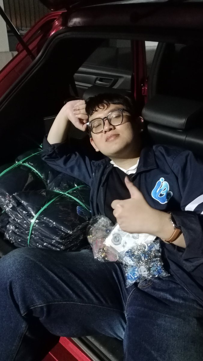 bilbongbil's tweet photo. setelah puluhan tempat fotokopi saya hampiri, setelah ratusan meter saya tempuhi, setelah ribuan crash-out dan kata-kata mutiara yang saya ungkapan, tamat sudah produksi, pelunasan dan pengambilan merchandise ieee itb sb 25/26.

saya (unofficial) pj merch, saya pamit undur diri. https://t.co/fNu6sSwq3d