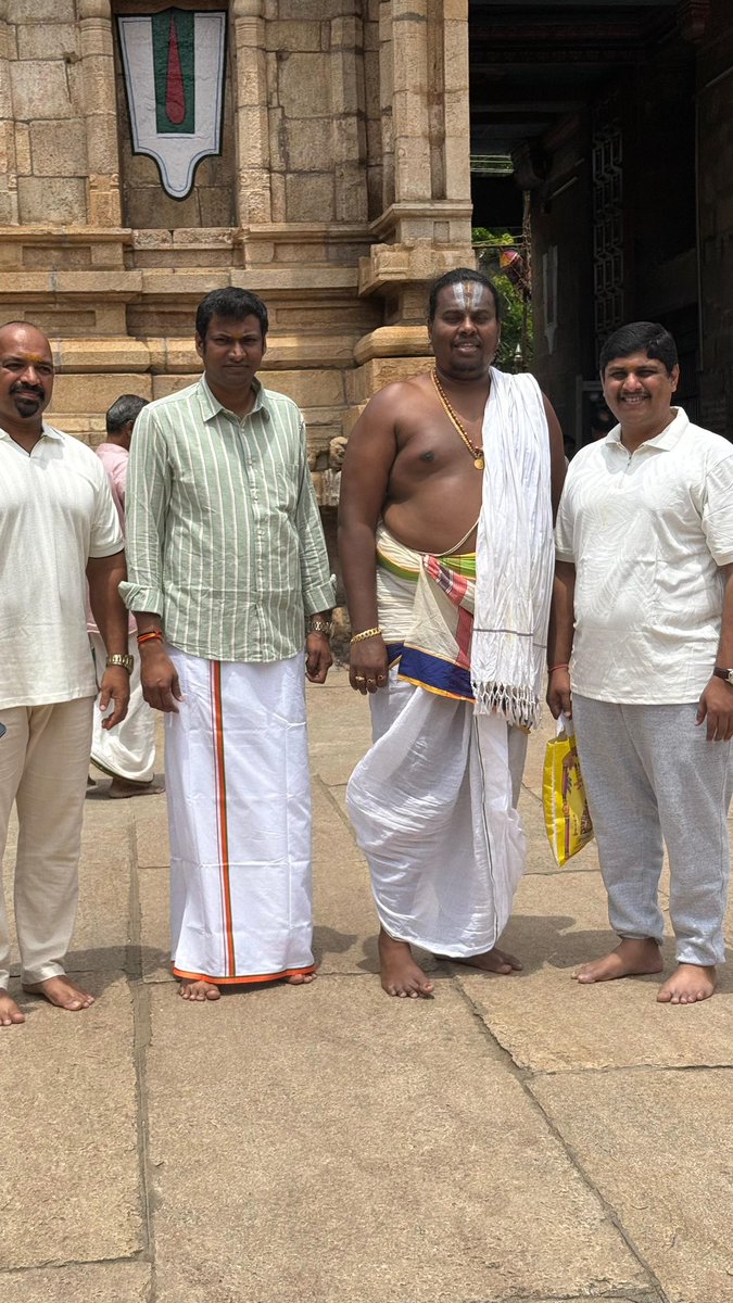 இன்று, திருச்சி ஸ்ரீரங்கம், அருள்மிகு ஸ்ரீ ரெங்கநாதர் சுவாமி திருக்கோயிலில் சுவாமி தரிசனம் செய்தேன். அப்போது பாஜக இளைஞரணி முன்னாள் மாநில பொதுச்செயலாளர் திரு.மோகன் குமார் அவர்களும், வெளிநாடு வாழ் இந்தியர்கள் பிரிவு மாநில செயலாளர் திரு. டோனி செல்வராஜ்  அவர்களும் உடன் இருந்தனர்.