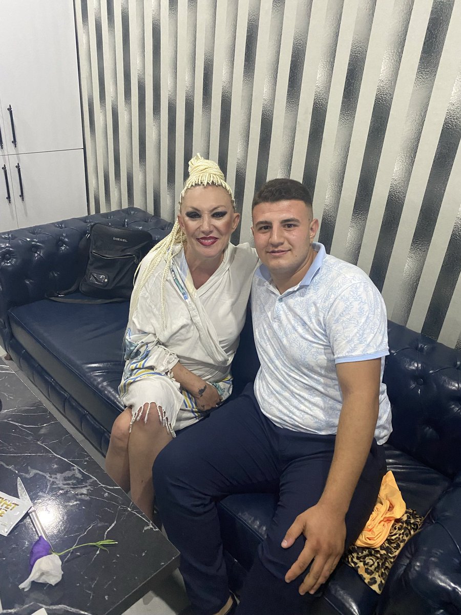 Üç yıl önce bir konser sonrası kendileriyle tanışma fırsatı elde etmiştim. Güllü ablam çok iyi birisiydi . Ünlü olması onu hiçbir zaman değiştirmemişti. Yanına kim gelirse gelsin evlatları gibi karşılar  onlarla sohbet ederdi.Ruhun şad mekanın cennet olsun güzel insan. #güllü 🥀