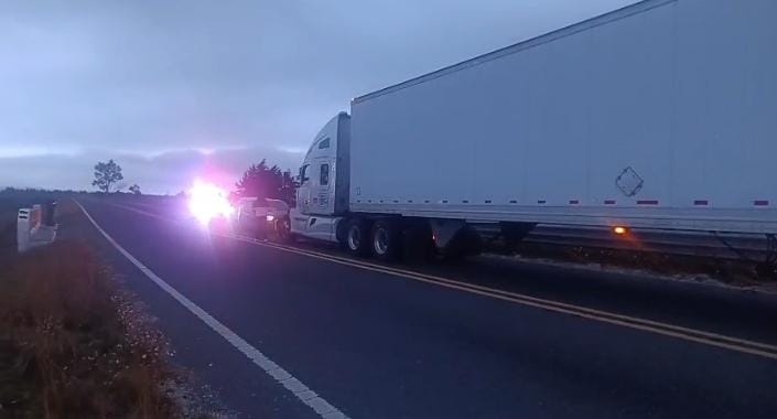 Genaro_Tun's tweet photo. Este viernes, un tráiler y una camioneta chocaron en el kilómetro 41 de la carretera El Seco-Azumbilla, cerca de la comunidad del Sabinal. Dos personas resultaron lesionadas y están recibiendo atención de paramédicos del SUMA Bomberos llegaron para ayudar a disminuir riesgos. https://t.co/TcWpJcFG6d