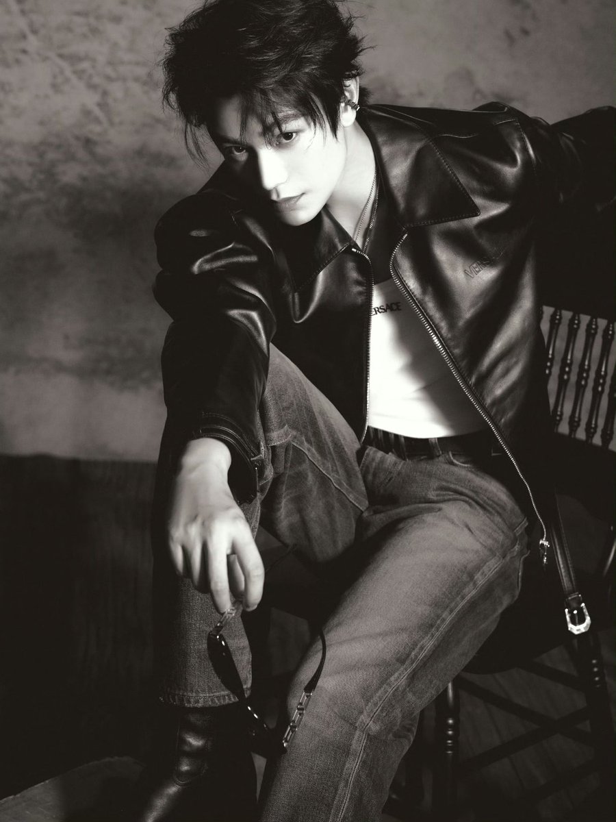 Dyx_StarryEyes's tweet image. Just look at how Ding Yuxi carries himself in Versace. He is the modern face that the brand deserves.

DING YUXI AT VERSACE MFW
 #DingYuxi_VersaceMFW
@Versace