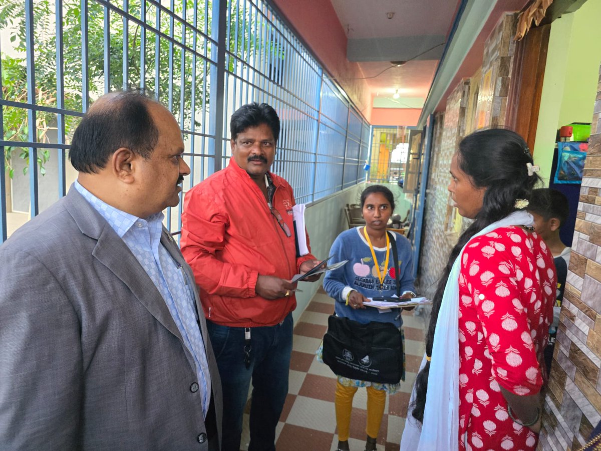 ಕರ್ನಾಟಕ ರಾಜ್ಯ ಹಿಂದುಳಿದ ವರ್ಗಗಳ  ಸಾಮಾಜಿಕ ಮತ್ತು ಶೈಕ್ಷಣಿಕ ಸಮೀಕ್ಷೆ ಸಂಬಂಧ ಬಂಗಾರಪೇಟೆ ತಾಲ್ಲೂಕಿನ ನೇರಳೆಕೆರೆ ಗ್ರಾಮದ   ಮನೆಗಳಿಗೆ ತೆರಳಿ ಸಮೀಕ್ಷೆ ಕಾರ್ಯವೈಖರಿ ಬಗ್ಗೆ ಪರಿಶೀಲಿಸಲಾಯಿತು.   ಈ ಸಂದರ್ಭದಲ್ಲಿ ಮುಖ್ಯ ಕಾರ್ಯನಿರ್ವಹಣಾಧಿಕಾರಿಗಳು ಹಾಗೂ ಸಂಬಂಧಿತ ಇಲಾಖಾಧಿಕಾರಿಗಳು ಹಾಜರಿದ್ದರು.