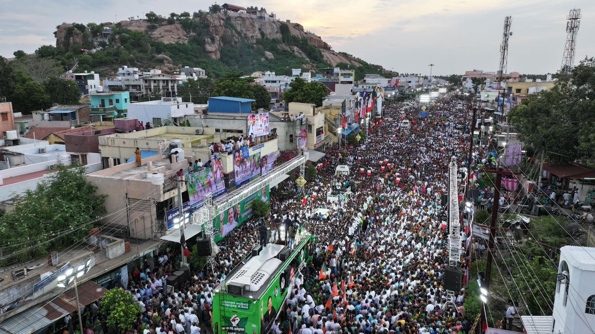அரவக்குறிச்சி சட்டமன்ற தொகுதி அதிர வரவேற்பு! 

நம் கரூர் மாவட்டத்தில்,
மக்களை காப்போம்,
தமிழகத்தை மீட்போம் புரட்சிப் பயணத்தின் இரண்டாம் நாளான இன்று அரவக்குறிச்சி சட்டமன்ற தொகுதி வேலாயுதம்பாளையம் பகுதியில்,மாண்புமிகு கழகப் பொதுச் செயலாளர் <a href="/EPSTamilNadu/">Edappadi K Palaniswami-SayYEStoWomenSafety&AIADMK</a> எழுச்சி உரை ஆற்றினார்.