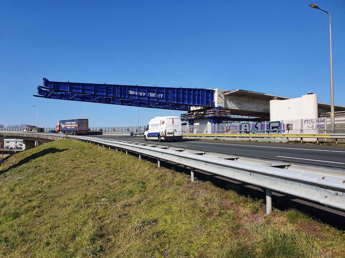 RWS_WNZ's tweet image. Op weg naar de #opening van de @A16Rotterdam, deel 4. We bouwden de #A16Rotterdam in een drukke omgeving, maar waar mogelijk beperkten we de hinder voor 🚗🚴🚣‍♀️🏠. Met innovatieve bouwmethodes bij de #Rottemerentunnel &amp;amp; 2 viaducten bij het #Terbregseplein. rijkswaterstaat.nl/nieuws/archief…