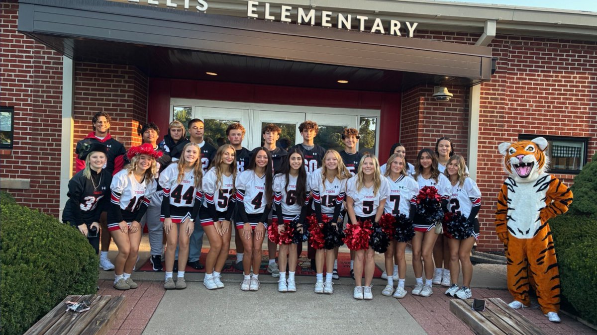 Shoutout to the PHS Football and Cheer Teams for greeting Ellis students this morning on their way into school! Happy Homecoming!
