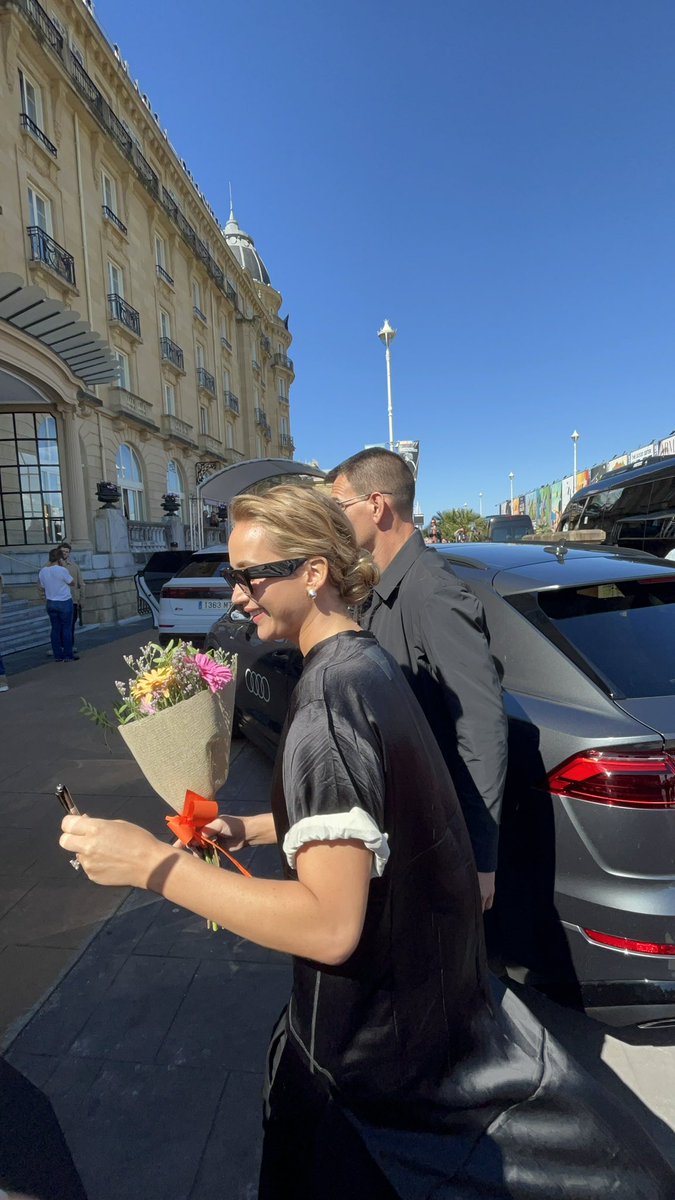 cabbaiero's tweet photo. Puedo decir que he conocido a Jennifer Lawrence. Me muero. Es perfecta 🥰 https://t.co/tmIaVlA8pH