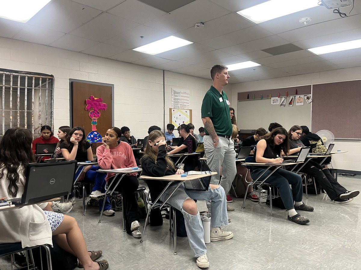 Shoutout to Regions Bank for visiting our Personal Finance classes! 🎉 Students took part in a fun, interactive budgeting game that put them in the shoes of adults making real-world financial decisions. Such a great learning experience—thank you, Regions! 💰👏