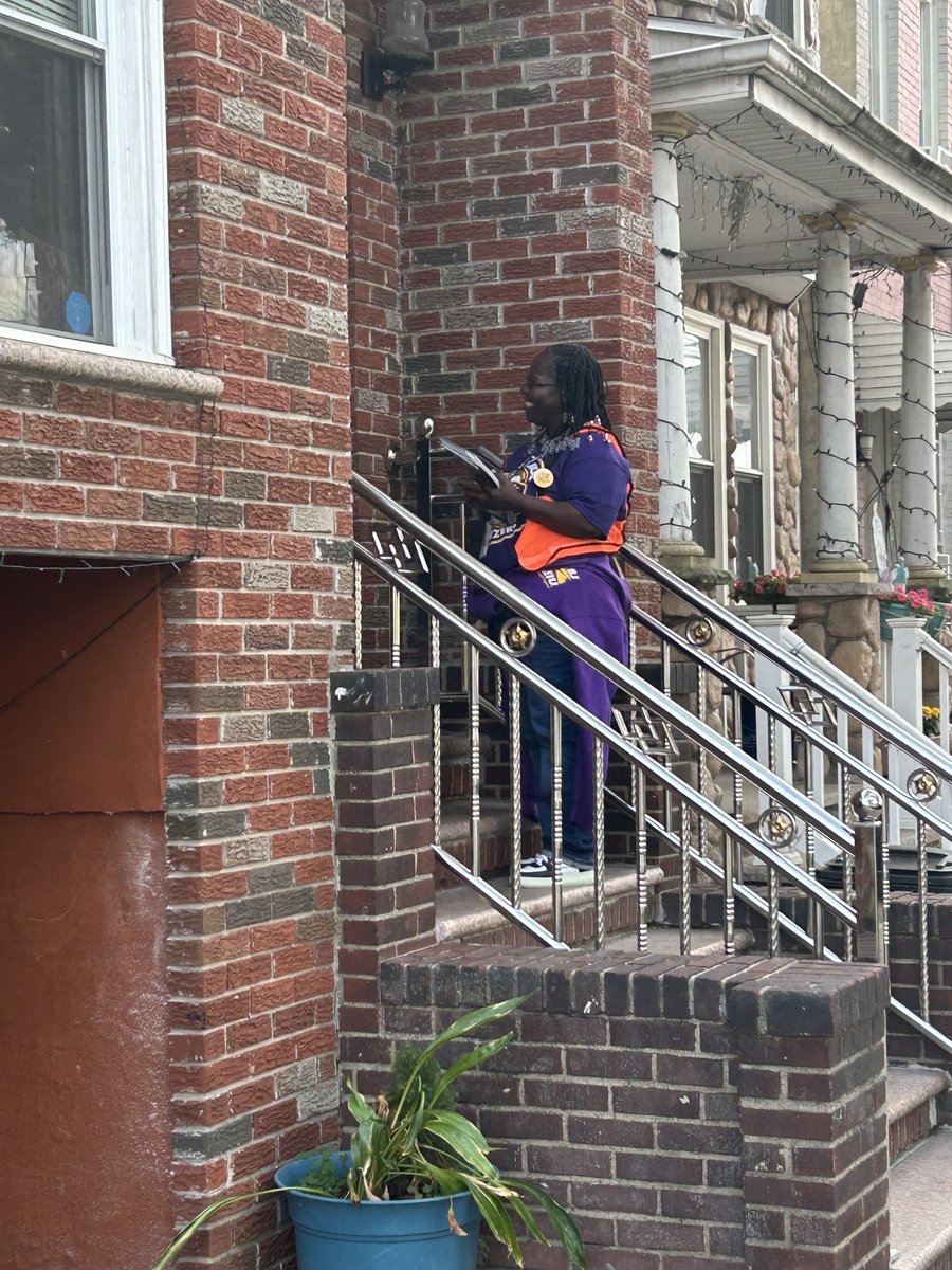 32BJNewJersey's tweet photo. 💜✊ 32BJ members out in the streets of Jersey City, connecting with neighbors about Ward B candidate @JoelBrooks4JC 🗳️ Election Day is November 4! Make a plan to vote for pro-worker candidates. #NJelection #UnionWorkers https://t.co/ZRG9y5UXCN