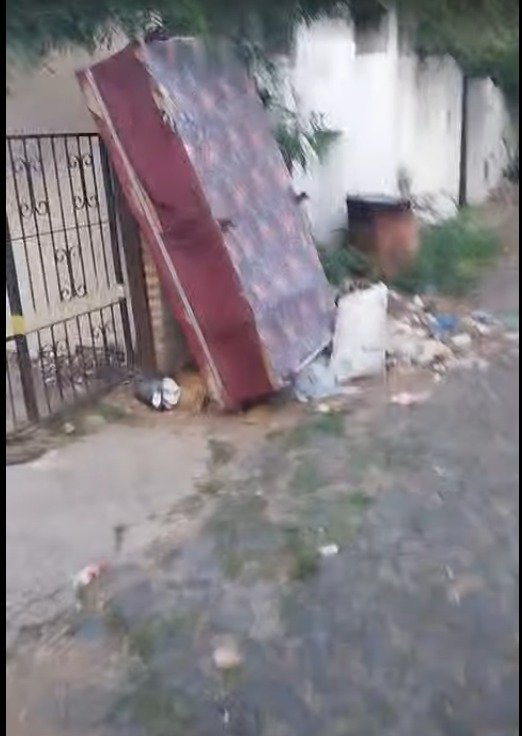 osvalgonzalez's tweet photo. @ANDEOficial S.E.E N° 86 totalmente abandonada y llena de basuras, hemos denunciado ante @AsuncionMuni sin atención hasta la fecha ni por la Ande ni por la Municipalidad de Asunción. @C9NParaguay Callejón A casi Capitán Figari, Barrio Pettirossi - Asunción https://t.co/87sS0GGc5D
