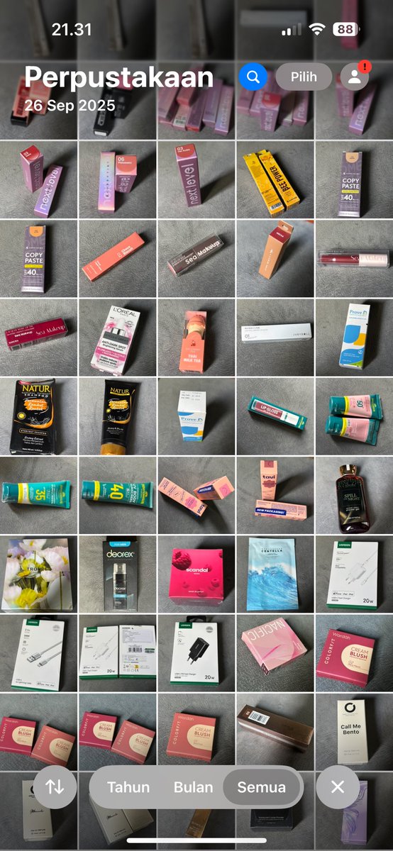 hai teman teman apa kabarr? 
hari ini aku baru fotoin beberapa barang aku yg sudah menumpuk😭
masih ada ga ya yang nunggu aku jualan lagi😭😭