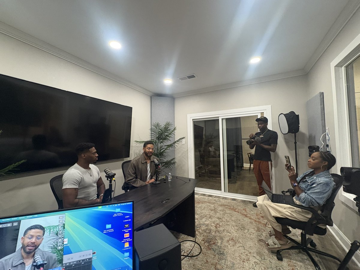 <a href="/JussieSmollett/">Jussie Smollett</a> is in the <a href="/theatlantavoice/">The Atlanta Voice</a> WAREHOUSE Studios this morning. <a href="/IsaiahSinglet19/">Isaiah Singleton</a> <a href="/lo_diamond_leg/">Noah Washington</a>