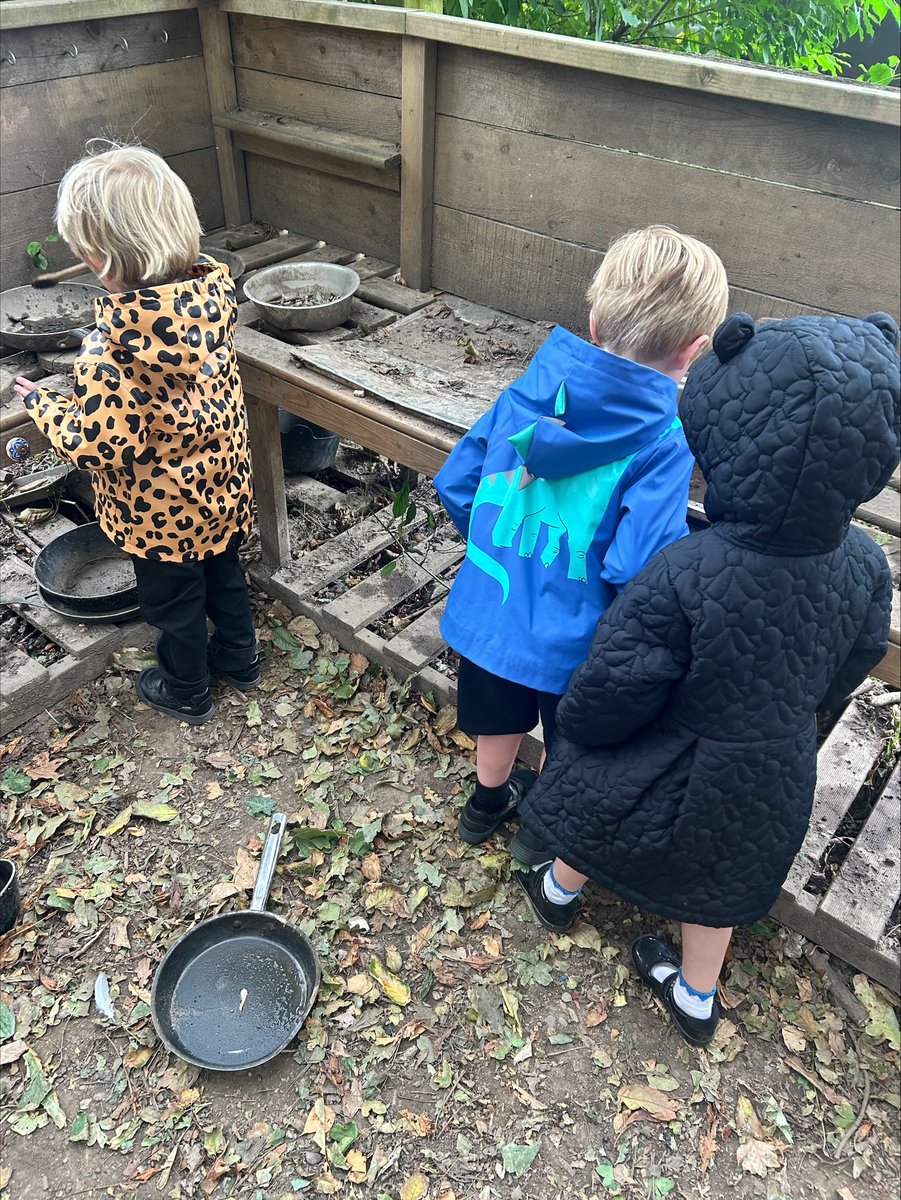 Reception explored the woods for the first time today! We were very excited to use the mud kitchen, build dens and spot signs of Autumn. We had so much fun! 🍂