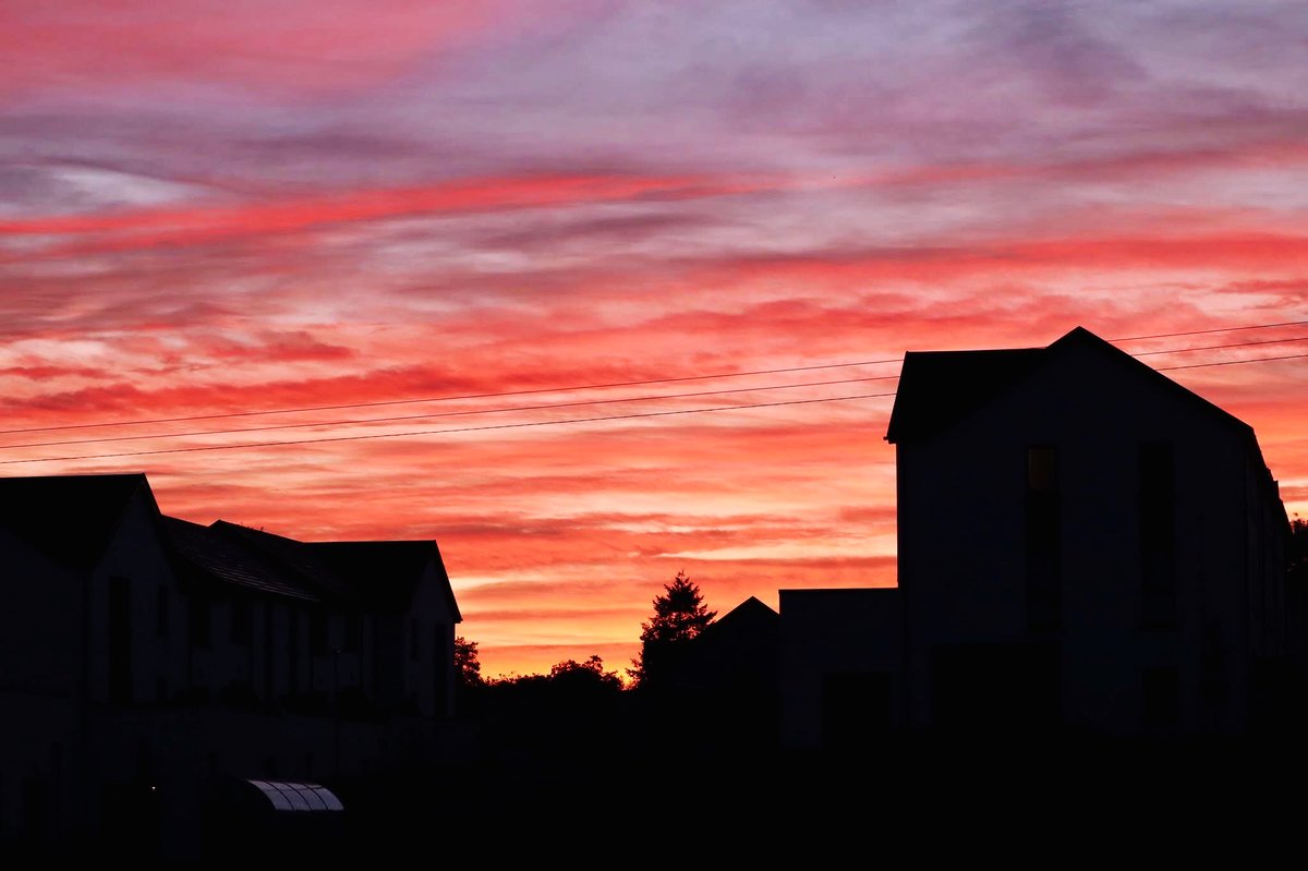 SineadBarry77's tweet photo. Monday nights sunset from my front door #redsky #redskyatnight #sunset #sky #sunsets #prettysky #pinkskies #colour #theview #september #canon #filter #cork #skyporn #skylovers #skypainters #sunset_pics #cork #ireland https://t.co/xsMVOticgI