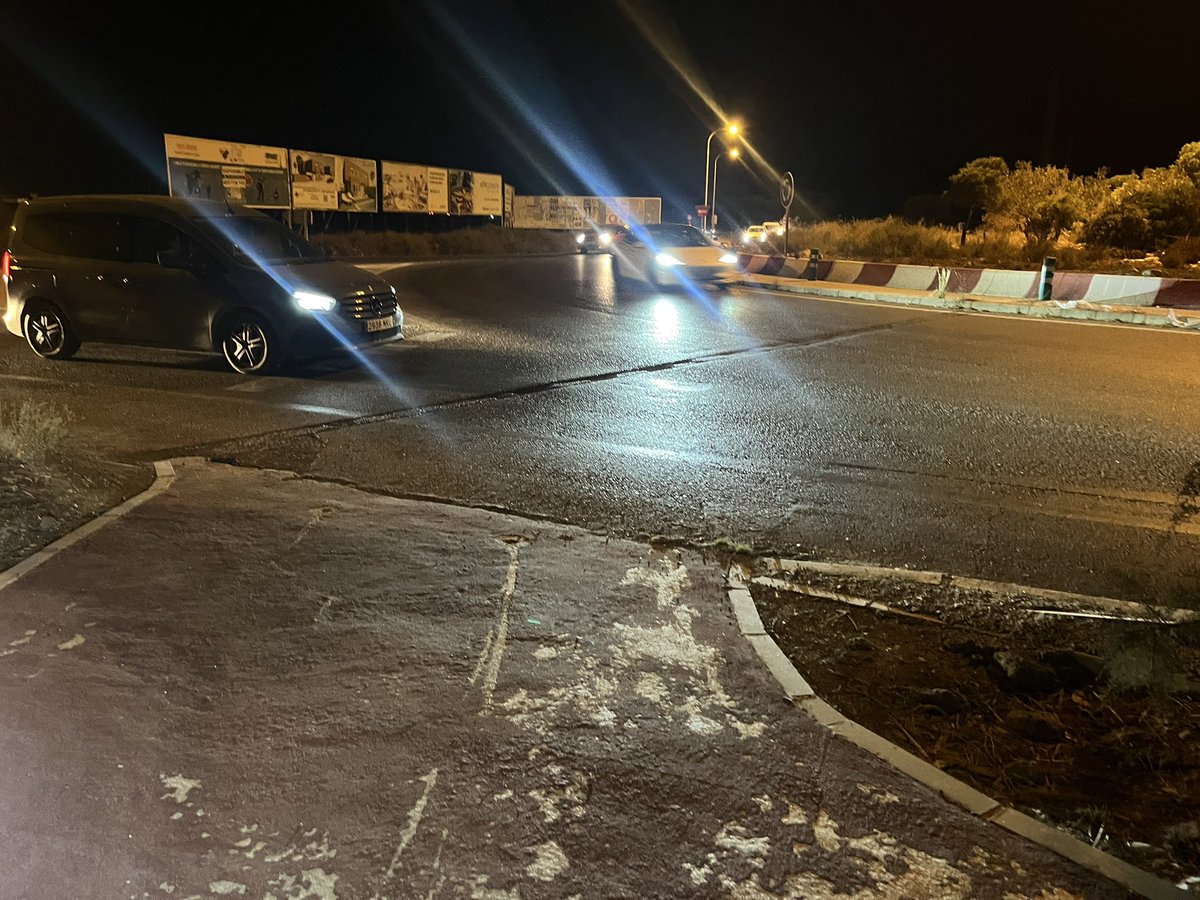 Mdelafont's tweet photo. Mucho arreglar Almería para los turistas, pero los que vivimos aquí seguimos igual. Años después, el carril bici en la rotonda de El Alquián sigue sin arreglar, sin luz ni señalización. ¿A qué esperan @aytoalm ? ¿A que pase una desgracia? #CarrilBici #MovilidadSegura https://t.co/mb3e62ftBN
