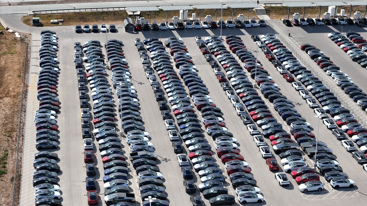 SawyerMerritt's tweet image. Holy moly, Tesla is CRANKING out new vehicles at Giga Texas.