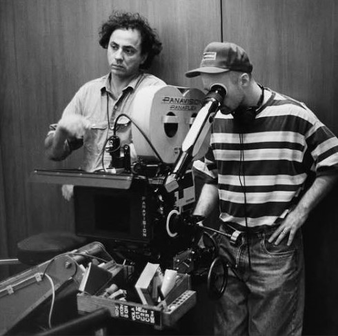 FilmsQuirky's tweet image. #BehindTheScenes 
#Se7en (1995)   
Two detectives, a rookie and a veteran, hunt a serial killer who uses the seven deadly sins as his motives

Cinematographer #DariusKhondji with a camera operator.