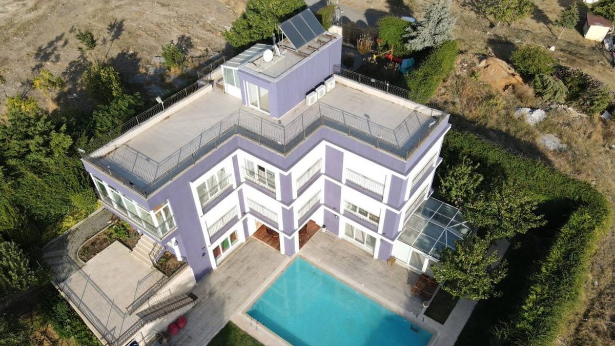 Burası İstanbul Beylikdüzü'nde faaliyet gösteren Özel Mor Menekşe bakım merkezi. Burada 100 ü aşkın vakada otizmli çocuklar çıplak gezdirilip aç bırakılıyor ! Birbirlerinin dışkısını yiyor ve görevlilerce dövülüyor !! 
Ve hala AÇIK !! Bu merkezde dövülen bir engelli de hayatını