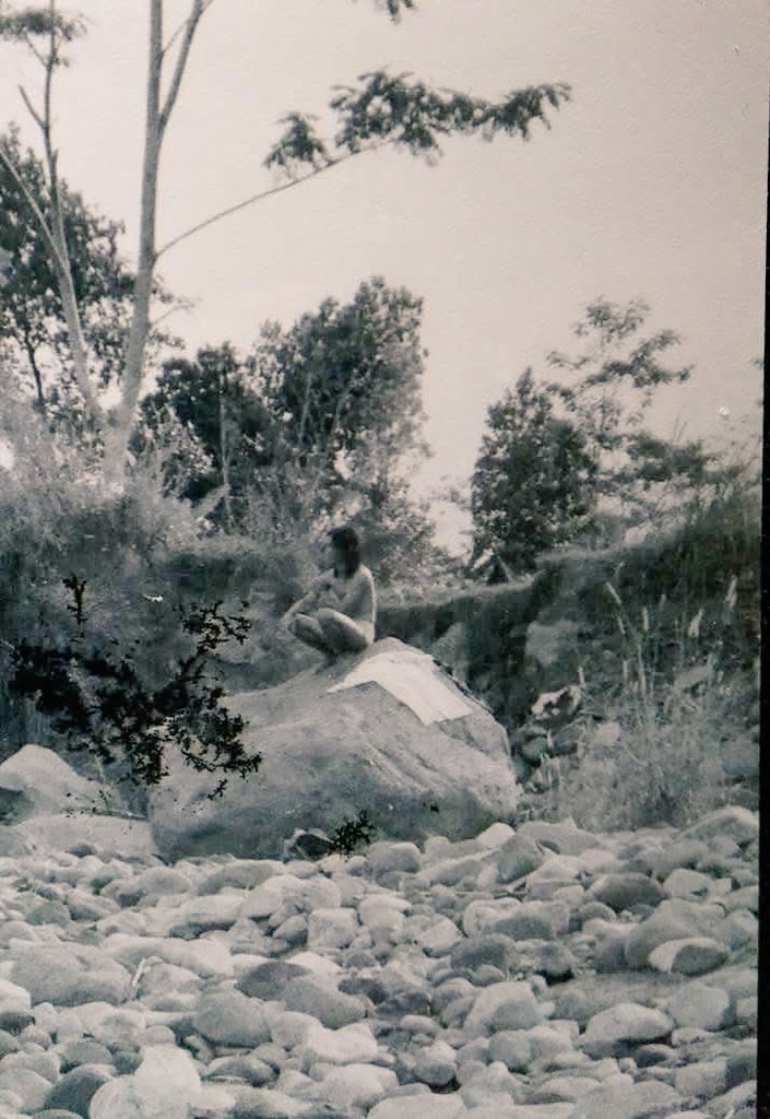 -pernah kurus
-pernah gondrong (kuliah)
-pernah berpetualang (susur sungai+berburu ular)

Foto pas habis renang di hulu sungai di lereng gunung