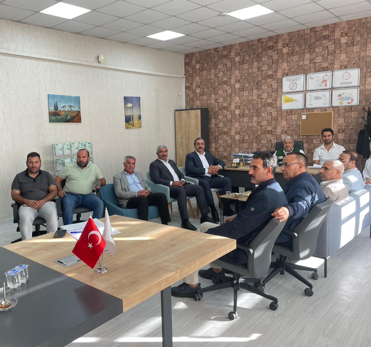 Şanlıurfa Büyükşehir Belediyesi Sosyal Hizmetler ve Bağımlılıkla Mücadele Komisyonu meclis üyelerine, Yeşilay Şanlıurfa Şubesi olarak yürüttüğümüz çalışmalar ve sunduğumuz hizmetler hakkında detaylı bir bilgilendirme yaptık. Bağımlılıkla mücadelede gösterdikleri ilgi ve işbirliği