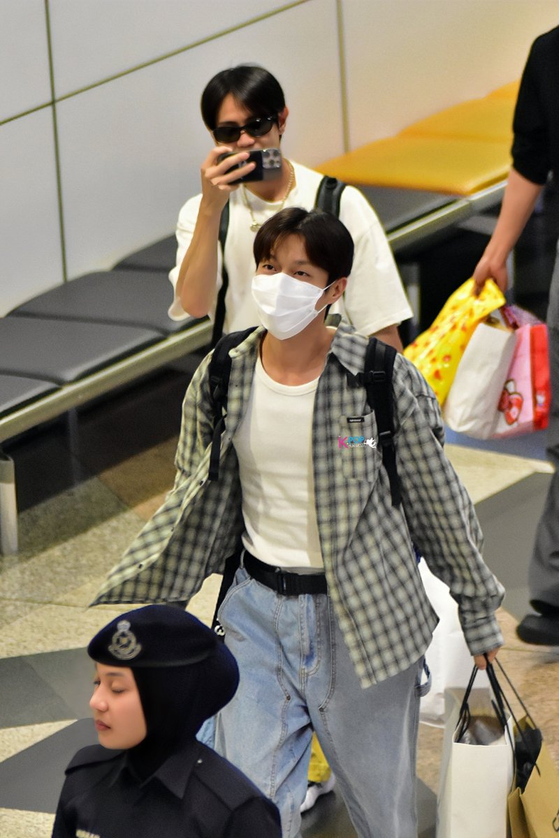 MyKpopHuntress's tweet photo. 250926 HIGHLIGHT @ KLIA 🇲🇾🛬

This photo sequence is just too cuteee!! Yoseob so focused recording Dujun ㅋㅋㅋㅋ

#하이라이트 #HIGHLIGHT #비스트 #BEAST #HIGHLIGHTinMY #HIGHLIGHTiNKL #BEASTinMY #RIDE_OR_DIE_in_MALAYSIA #RIDE_OR_DIE_IN_MY https://t.co/dfVmpYwG4K