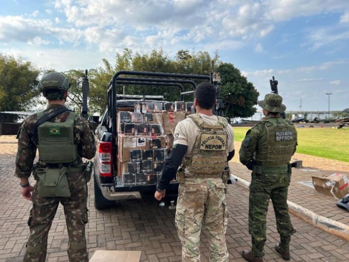 exercitooficial's tweet photo. 🇧🇷 Tropas do @CmdoCMS, operando em ações integradas com órgãos de segurança pública e fiscalização, alcançam resultados expressivos no combate aos crimes transfronteiriços no Paraná durante a Operação Ágata Fronteira Sul.

👉 Confira: https://t.co/HuEdSnBhli

#BraçoForte #MãoAmiga #EBsemprePronto #Operacionalidade #Legitimidade