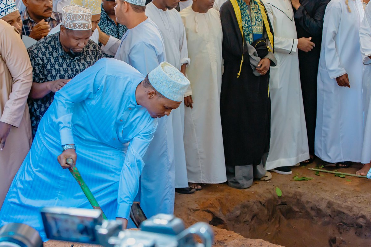AllyHapi's tweet image. Leo nimeshiriki maziko ya marhum kaka wa Rais wa Zanzibar na Mwenyekiti wa Baraza la Mapinduzi Dkt. Hussein Ali Mwinyi, marh. Capt Abbas Mwinyi yaliyofanyika Mangapwani, Unguja. Allah amjaalie kauli thaabit. Inna Lillah wa Inna Ilayhi Raajiuun.