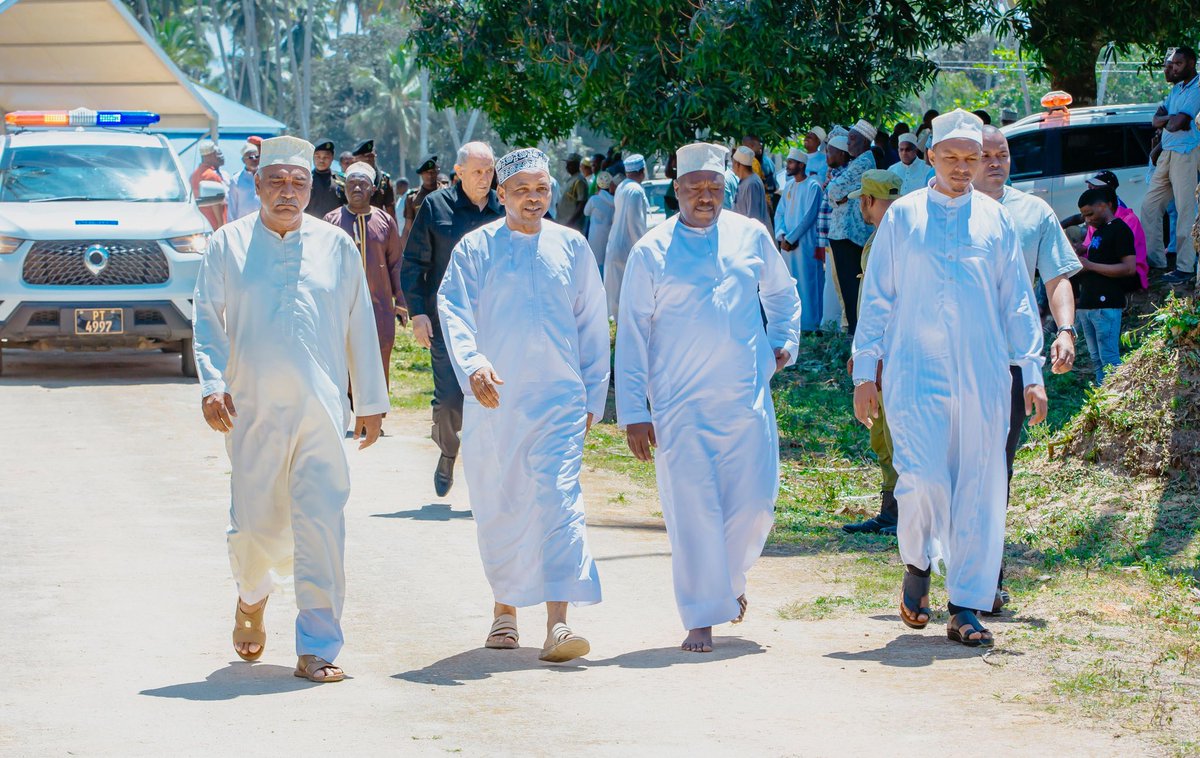 AllyHapi's tweet image. Leo nimeshiriki maziko ya marhum kaka wa Rais wa Zanzibar na Mwenyekiti wa Baraza la Mapinduzi Dkt. Hussein Ali Mwinyi, marh. Capt Abbas Mwinyi yaliyofanyika Mangapwani, Unguja. Allah amjaalie kauli thaabit. Inna Lillah wa Inna Ilayhi Raajiuun.