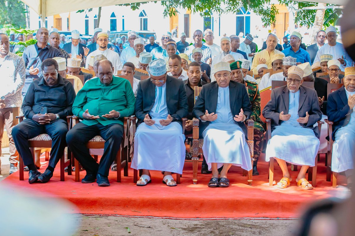 AllyHapi's tweet image. Leo nimeshiriki maziko ya marhum kaka wa Rais wa Zanzibar na Mwenyekiti wa Baraza la Mapinduzi Dkt. Hussein Ali Mwinyi, marh. Capt Abbas Mwinyi yaliyofanyika Mangapwani, Unguja. Allah amjaalie kauli thaabit. Inna Lillah wa Inna Ilayhi Raajiuun.