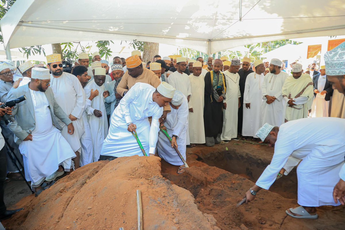 AllyHapi's tweet image. Leo nimeshiriki maziko ya marhum kaka wa Rais wa Zanzibar na Mwenyekiti wa Baraza la Mapinduzi Dkt. Hussein Ali Mwinyi, marh. Capt Abbas Mwinyi yaliyofanyika Mangapwani, Unguja. Allah amjaalie kauli thaabit. Inna Lillah wa Inna Ilayhi Raajiuun.